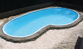 Réalisation assise béton autour de la piscine coque polyester Réalisation assise béton autour de la piscine coque polyester