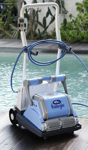 Robot de piscine electrique Dolphin dynamic By Maytronics livré avec son chariot de transport Robot de piscine electrique Dolphin dynamic By Maytronics livré avec son chariot de transport