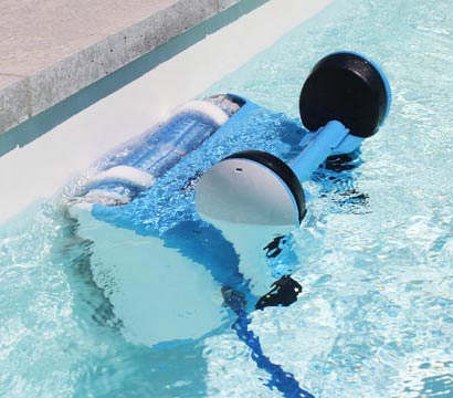 Nettoyage piscine avec double brosse : Robot électrique Dolphin Nauty TC de Maytronics Nettoyage piscine avec double brosse : Robot électrique Dolphin Nauty TC de Maytronics