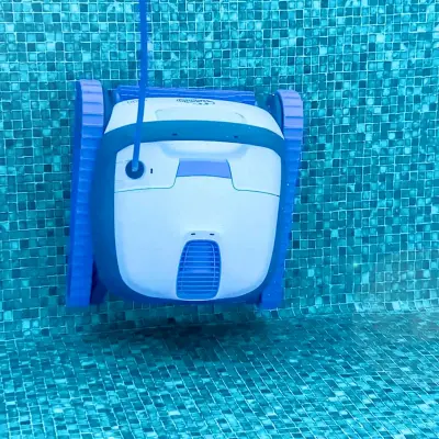 Dolphin S100 Maytronics qui nettoie les parois grâce à son brossage actif