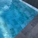 PVC armé HYDROFLEX Supérieur verni 4D perception - 150/100ème, vernis 1 face, motif céramique - Rouleau uni de 25 ml x 1.65 m - Gris anthracite