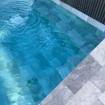 PVC armé HYDROFLEX Supérieur verni 4D perception - 150/100ème, vernis 1 face, motif céramique - Rouleau uni de 25 ml x 1.65 m - Gris silex