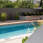 PVC armé ALKORPLAN Relief - 180/100ème, antidérapant, vernis relief, uni - Largeur de 1.65m - Prix au m² - Gris clair