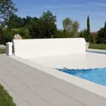 La norme NF P90-308 sur la couverture piscine : bâches et volets