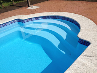 Piscine coque polyester rectangulaire PORTO FERRO 900 Piscine coque polyester rectangulaire PORTO FERRO 900