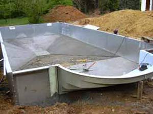 Construction piscine : coulage du beton et chape de fond