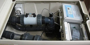 Intérieur bloc de filtration avec électrolyseur et régulateur de pH