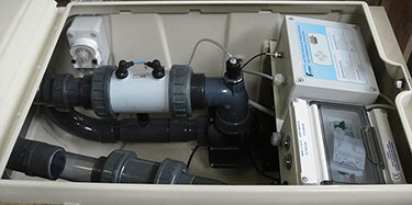 Intérieur bloc de filtration avec électrolyseur et régulateur de pH Intérieur bloc de filtration avec électrolyseur et régulateur de pH
