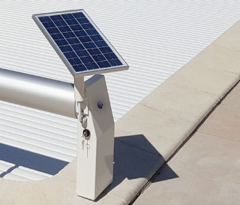 Panneau solaire photovoltaïque orientable pour alimentation volet piscine Safety Roll Panneau solaire photovoltaïque orientable pour alimentation volet piscine Safety Roll