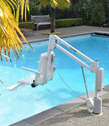 Élévateur EcoPool: transfert de personne handicapée en piscine