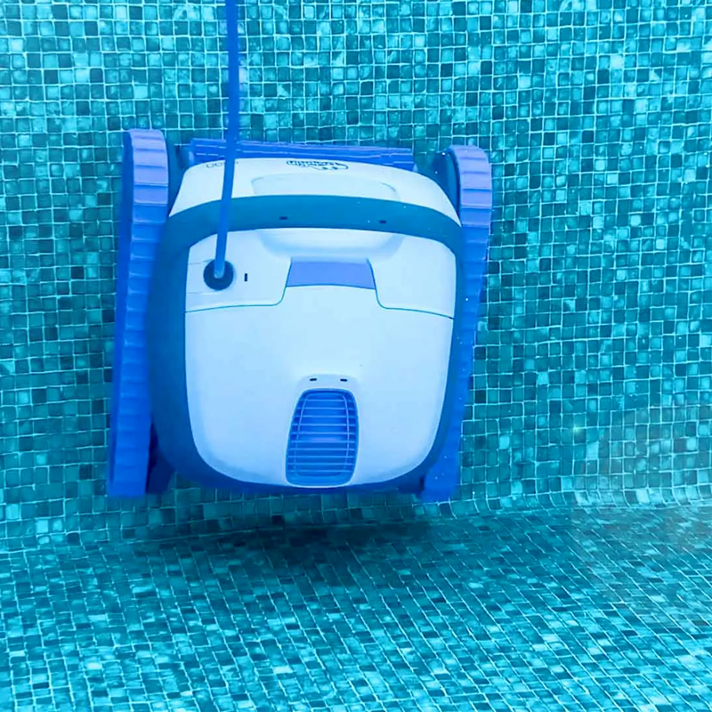 Dolphin S100 Maytronics qui nettoie les parois grâce à son brossage actif