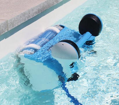 Nettoyage piscine avec double brosse : Robot électrique Dolphin Nauty TC de Maytronics