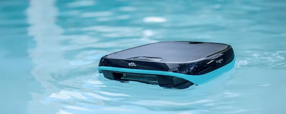 Robot skimmer Dolphin Skimmi 200 en action sur l'eau