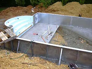 Construction piscine : coulage du beton et chape de fond