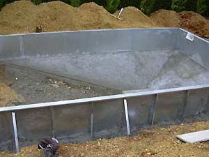 Construction piscine : coulage du beton et chape de fond