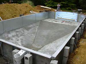 Construction piscine : coulage du beton et chape de fond