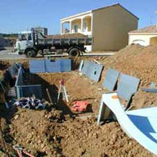 Pose des panneaux d un kit piscine