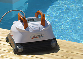 Le robot de piscien Aquabot Bullzer Junior nettoie les fond des piscines