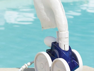 Le robot Polaris 280 proche d une piscine Le robot Polaris 280 proche d une piscine