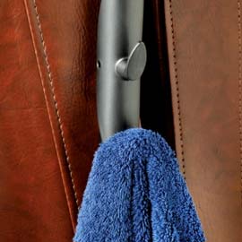 Porte serviette intégré sur lève couverture de spa covermate Porte serviette intégré sur lève couverture de spa covermate