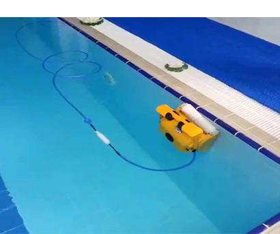 Le robot de piscine Dolphin Dynamic Pro X2 est conçu pour nettoyer les piscines publiques