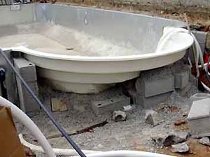 Construction piscine : coulage du beton et chape de fond