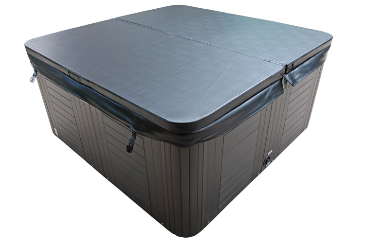 Grâce aux attaches de couverture situées sur la jupe, vous pouvez sécuriser votre spa Cirella Grâce aux attaches de couverture situées sur la jupe, vous pouvez sécuriser votre spa Cirella