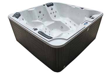 La coque du spa Cirella, réalisée en bois composite, ne nécessite aucun entretien La coque du spa Cirella, réalisée en bois composite, ne nécessite aucun entretien