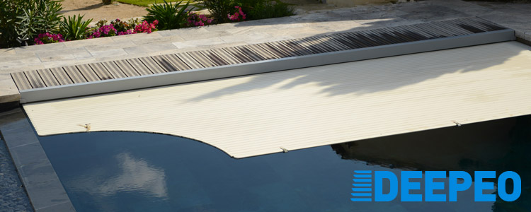Volet immergé pour piscine DEEPEO avec lames beiges Volet immergé pour piscine DEEPEO avec lames beiges