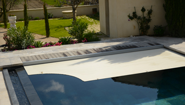 Volet automatique immergé pour piscine DEEPEO avec découpe escalier Volet automatique immergé pour piscine DEEPEO avec découpe escalier