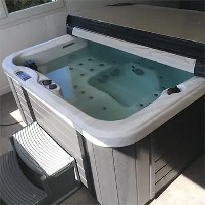 Spa 5 places dont 2 allongées Rivera (MATLOCK)
