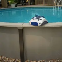 Le robot Dolphin Pool Up prêt à nettoyer une piscine hors sol